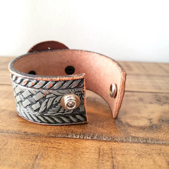 Bracelet - leather cuff - Picture 6 of 13